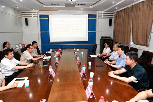 國(guó)家國(guó)防科工局經(jīng)濟(jì)技術(shù)發(fā)展中心黨委書(shū)記李成偉一行到我公司考察調(diào)研