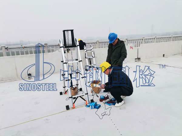 護(hù)欄的水平推力檢測現(xiàn)場